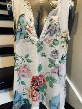 New w/o tags Open Gates large floral off white tank top w/ Lacey trim
